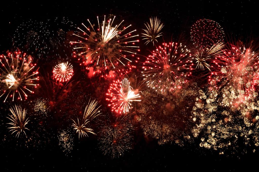 Das Bild zeigt Feuerkörper am Himmel zu Silvester.

#ProfitundRente #Silvester #Neujahr #CashBack #Geld #Zurück #feiern #Familie #NeuesJahr #Einkaufen #Shopping #sparen