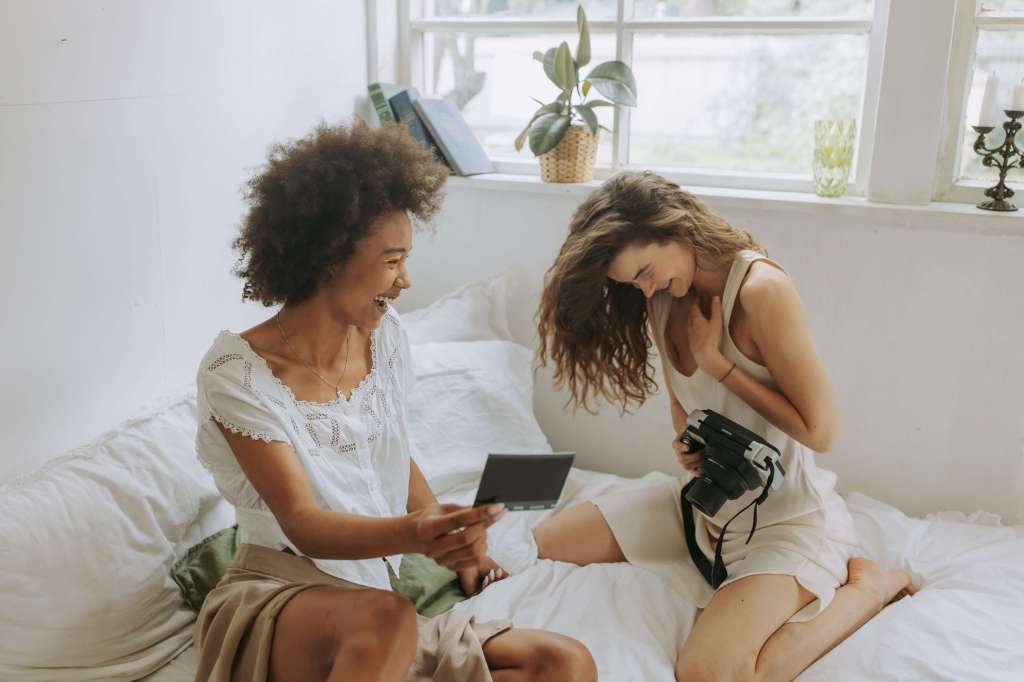 Zwei Frauen die Lachen und Fotos machen.



#ProfitundRente #Blumen #Frauen #Tag #Frauentag# Happy #Rechte #CashBack