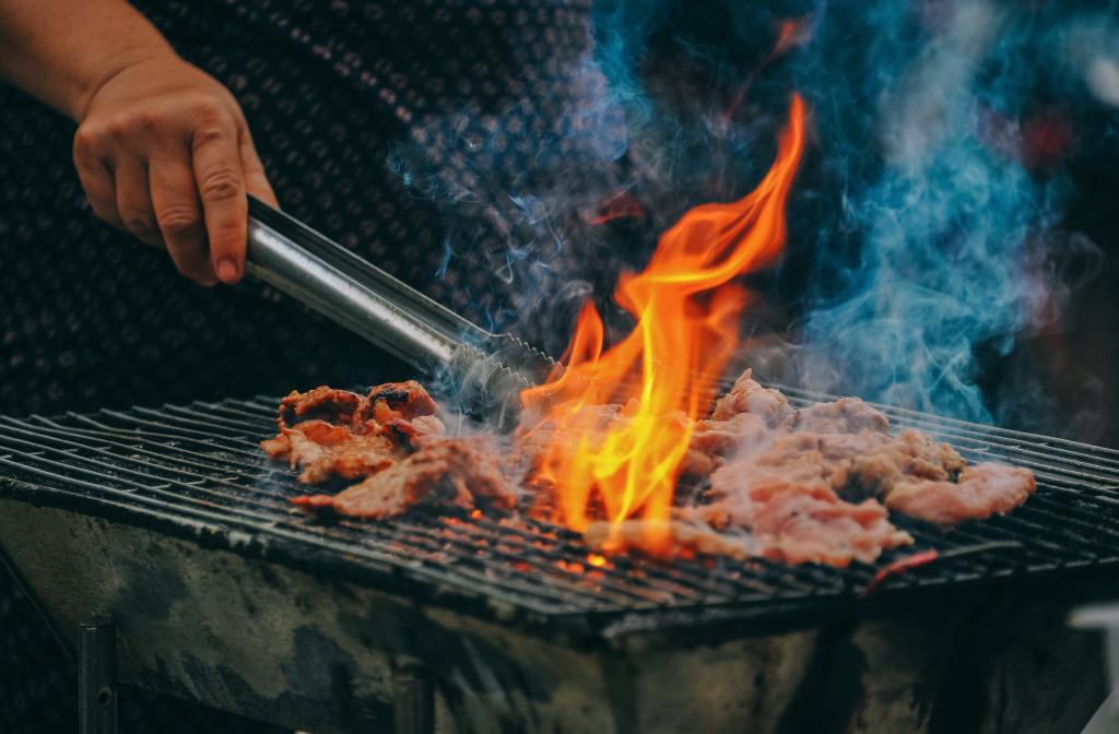 Fleischstücke auf einem Grill inklusiver Feuerflamme

#Frühlingscashback #Frühling #Profitundrente #Profit #Rente #Cashback #Tankrabatt #Mehrwert #Vorteilscashback #online #offline #Blog #EPS #ElitePremiumServices #EliteServices #CashBack #Ostercashback #Erfahrungen #Seriös #serious