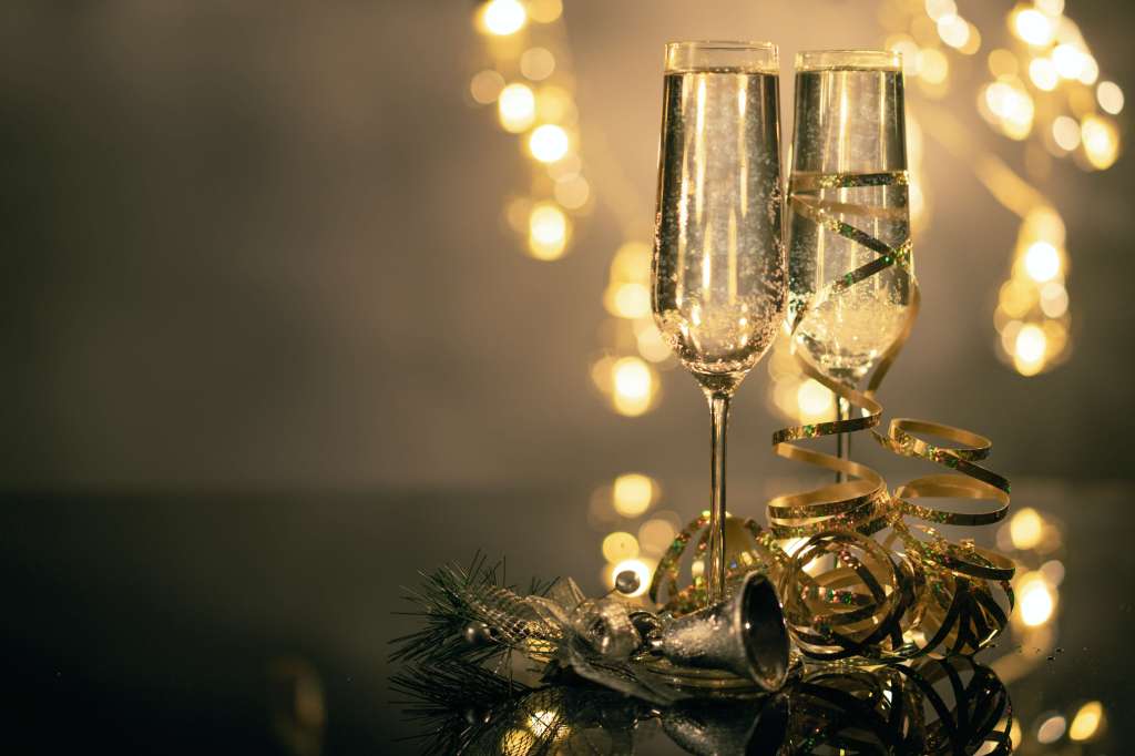 Das Bild zeigt volle Sektgläser mit Silvesterschmuck.

#ProfitundRente #Silvester #Neujahr #CashBack #Geld #Zurück #feiern #Familie #NeuesJahr #Einkaufen #Shopping